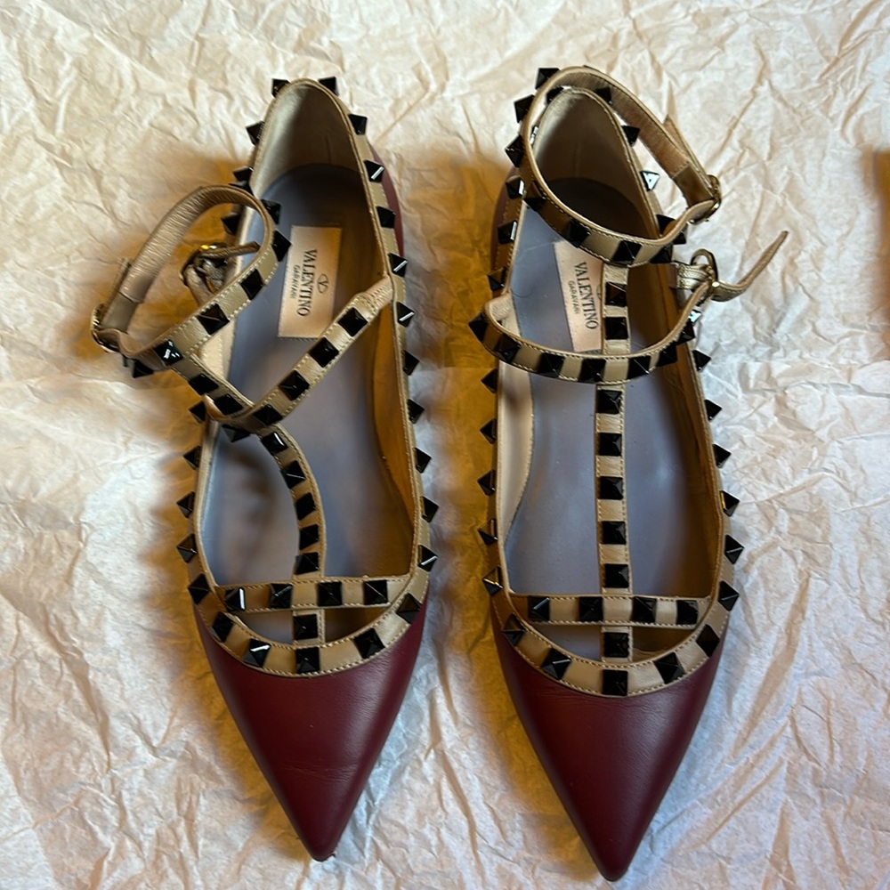 VALENTINO GARAVANI
Calfskin Nappa Rockstud Cage Ballerina Flats Scarlet Poudre